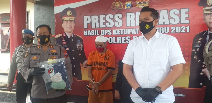 Tersangka Ahmad Haryanto sang ayah bejat ditunjukkan saat rilis kasus di mapolres Blitar. SP/Hadi Lestariono