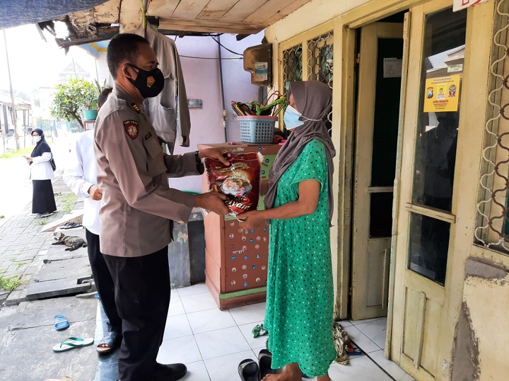 Suasana penyerahan bantuan dari Polres Gresik kepada warga kurang mampu secara door to door. SP