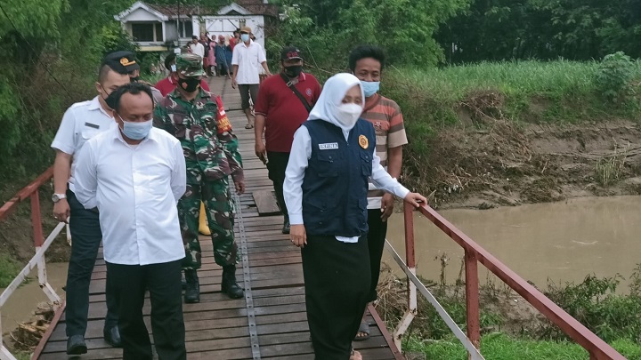 Bupati Mojokerto, Ikfina Fahmawati saat meninjau jembatan penghubung desa yang rusak akibat diterjang luapan air sungai di Dusun Talunbrak, Desa Talunblandong, Kecamatan Dawarblandong. SP/Dwy AS
