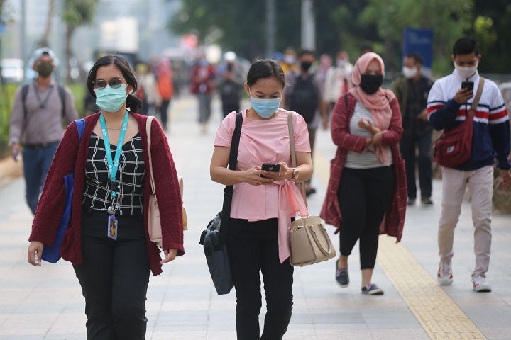 Warga beraktivitas seperti biasa dengan tetap menjaga prokes (memakai masker) guna pandemi segera berakhir.