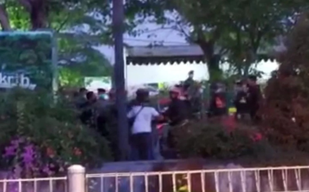 Tangkapan layar kericuhan di posko penyekatan Jembatan Suramadu. SP/TANGKAPAN LAYAR