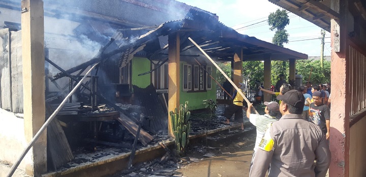 Petugas pemadam saat memadamkan api. SP/Lestariono