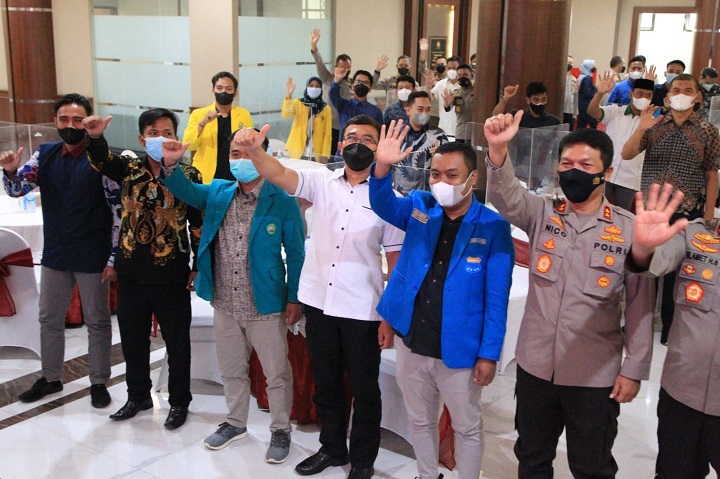 Kapolda Jawa Timur Irjen Pol Nico Afinta melaksanakan dialog bersama mahasiswa (Diagram). SP/Her