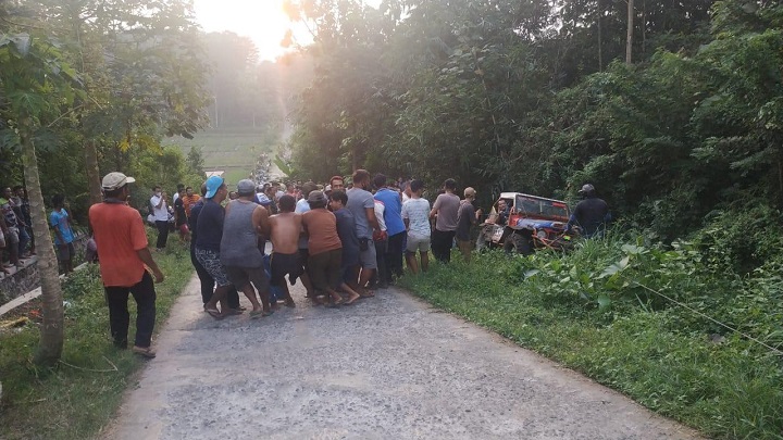 Warga saat mengevakuasi mobil Jip milik korban yang mengalami kecelakaan tunggal. SP/Hadi Lestariono