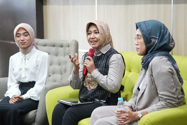 Wali Kota Mojokerto (tengah) dalam acara Cangkruk Special Edition: Urban Issues Through A Women’s Lens di Departemen Perencanaan Wilayah dan Kota (PWK) ITS Surabaya pada Minggu (3/12) 