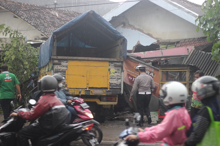 Truk Mitsubishi nopol AG 9017 PH menabrak rumah salah satu warga. SP/Hadi Lestariono