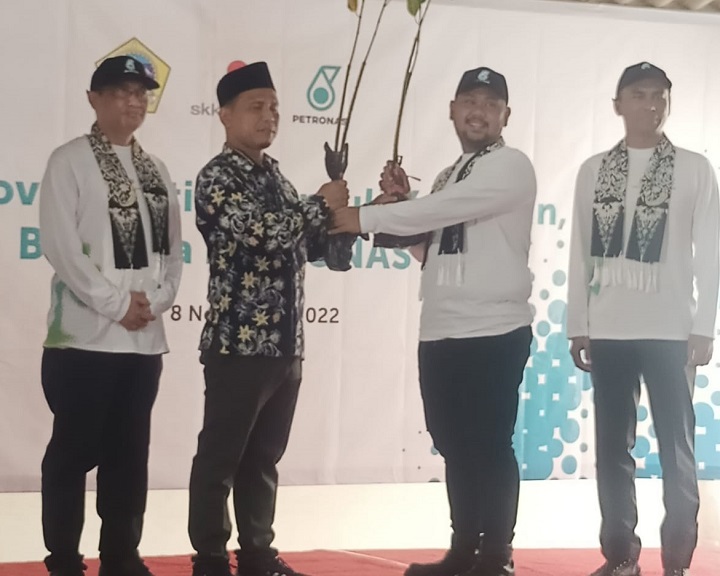 Bupati Gresik Fandi Akhmad Yani pada suatu kesempatan menyerahkan bibit mangrove kepada Kades Manyarsidomukti Ach Chasin. SP/Grs