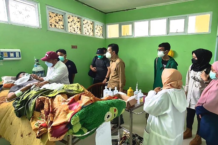 Corporate Secretary SIG, Vita Mahreyni (kedua dari kanan berhijab hitam) menyaksikan penanganan korban gempa yang dilakukan oleh tim dokter.SP/SIG