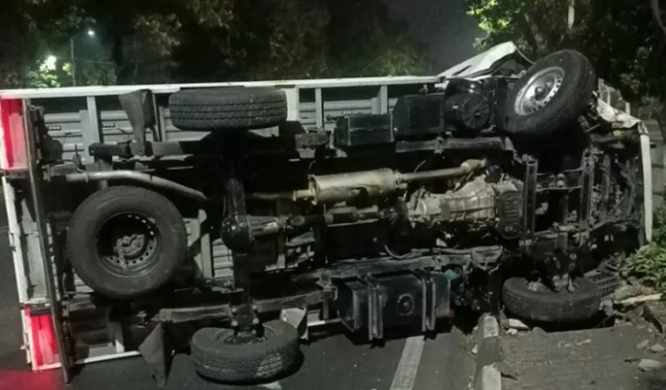 Kondisi mobil pick up yang terguling di Jalan Ahmad Yani, Surabaya usai menghindari pemotor yang memotong jalan, Rabu (06/09/2023). SP/ SBY