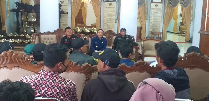 Wabup Blitar Rahmad Santoso saat menemui massa. SP/Hadi Lestariono