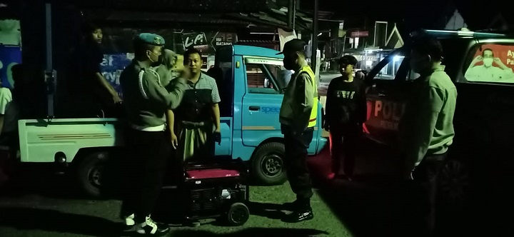 Petugas membubarkan aksi gugah sahur. SP/Hadi Lestariono