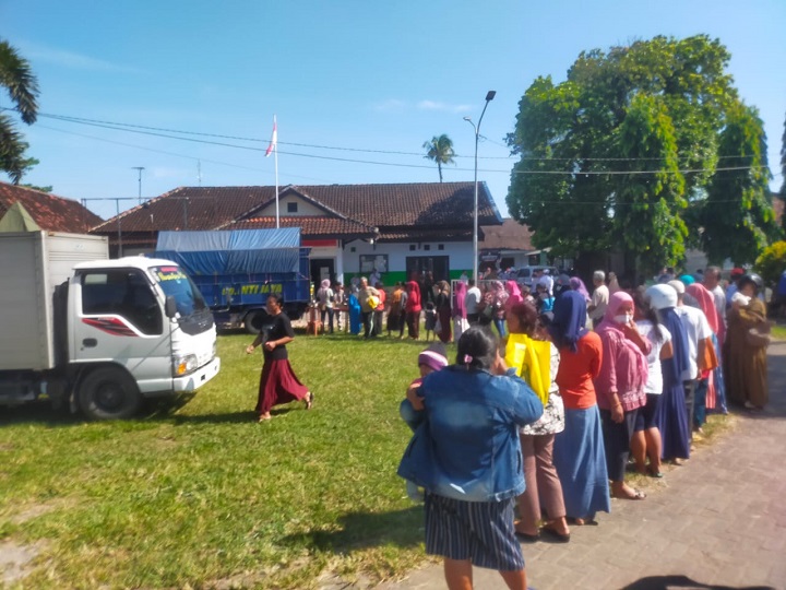 Antrian warga datangi operasi pasar di halaman kantor Kec Sutojayan. SP/Lestariono