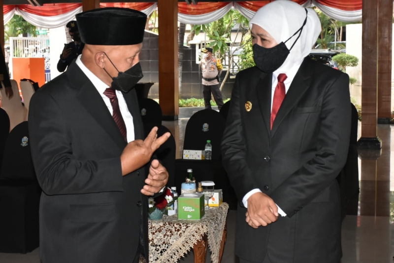 Gubernur Jatim Khofifah Indar Parawansa didampingi Wakil Gubernur Jatim Emil Elestianto Dardak melakukan tabur bunga ketika ziarah makam pahlawan nasional Dr. Soetomo di kawasan Gedung Nasional Indonesia (GNI) Surabaya, Jawa Timur, Kamis (20/5/2021). SP/K