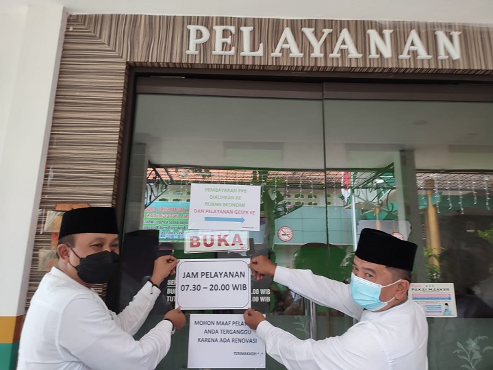 Camat Gresik Agung Endro bersama Sekcam Gresik saat meresmikan pembukaan layanan malam hari di  Kantor Pelayanan Kecamatan Gresik. SP/Grs