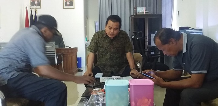 Kepala Kantor Kesyahbandaran dan otoritas pelabuhan Kelas IV Kalianget, Taufikur Rahman, SH, MM bersama awak media di ruang kerjanya. SP/Ainur Rahman
