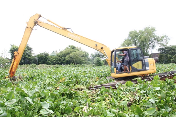 Enceng gondok yang ada di sungai ini mulai dibersihkan. SP/MUHAJIRIN KASRUN