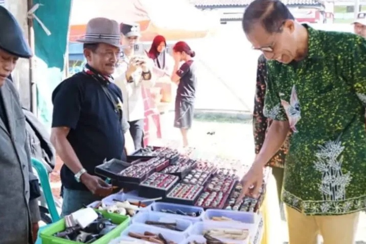 Bupati Magetan Suprawoto saat meninjau stan pameran batu akik di Festival Embung Sariagung di Desa Ringinagung, Kabupaten Magetan. Foto: Diskominfo Magetan.