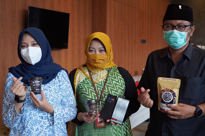 Bank Jatim saat penyerahan KUR kepada perwakilan pelaku UMKM di Banyuwangi. SP/Arlana