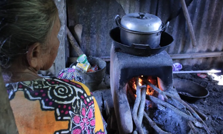 Warga kembali memasak menggunakan tungku kayu karena kelangkaan LPG 3 Kg. SP/ PMK