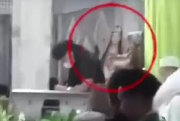 Penampakan sosok misterius di belakang Gus Miftah iduga mirip dengan Nyi Roro Kidul saat di Lampung. SP/ LPG