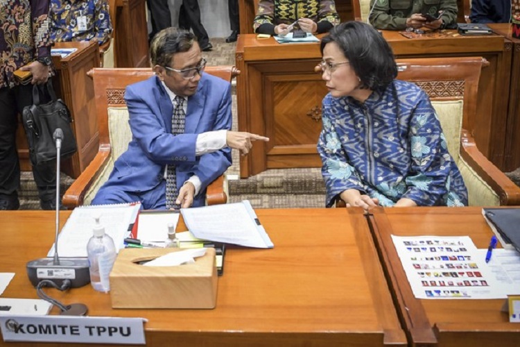 Menko Polhukam yang juga Ketua Komite Koordinasi Nasional PP TPPU Mahfud MD (kiri) berbincang dengan Menteri Keuangan (Menkeu) Sri Mulyani (kanan). SP/ SBY