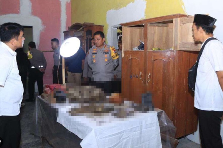 Penemuan kerangka manusia di dalam kamar sebuah rumah di Blitar, Jatim, Selasa 21 November 2023. SP/ BLT