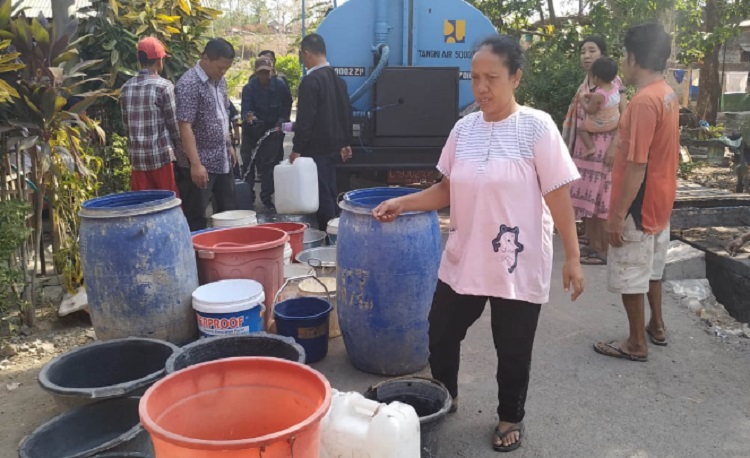 Illustrasi bantuan pembagian air bersih di Kabupaten Kediri imbas sumur mengering kerana musim kemarau. SP/ KDR