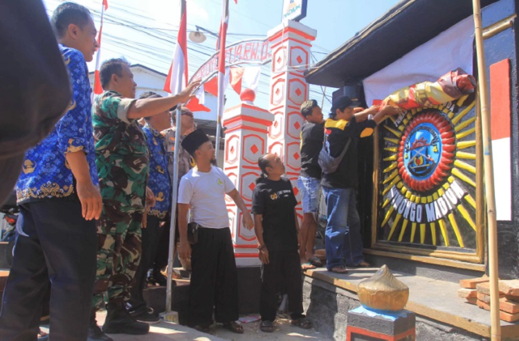 Masyarakat dan anggota perguruan pencak silat saat akan menutup masing-masing tugu yang ada di Jalan Mayjend Sungkono, Kota Madiun menjelang suroan. SP/ MDN