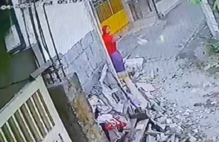 Masriah nampak terekam CCTV waktu membuang sampah di dekat rumah Wiwik. SP/ SDA