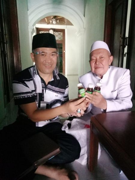 Cabup Sidoarjo Cak Taufik bagikan sirup herbal ke Pimpinan Ponpes Sabilur Rosyad KH Amiruddin

