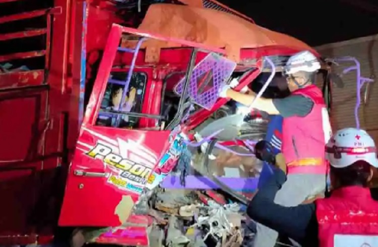 Proses evakuasi sopir kendaraan truck tronton nopol R 8742 CT yang dilakukan sejumlah relawan PMI, Kamis (09/11/2023). SP/ MJK