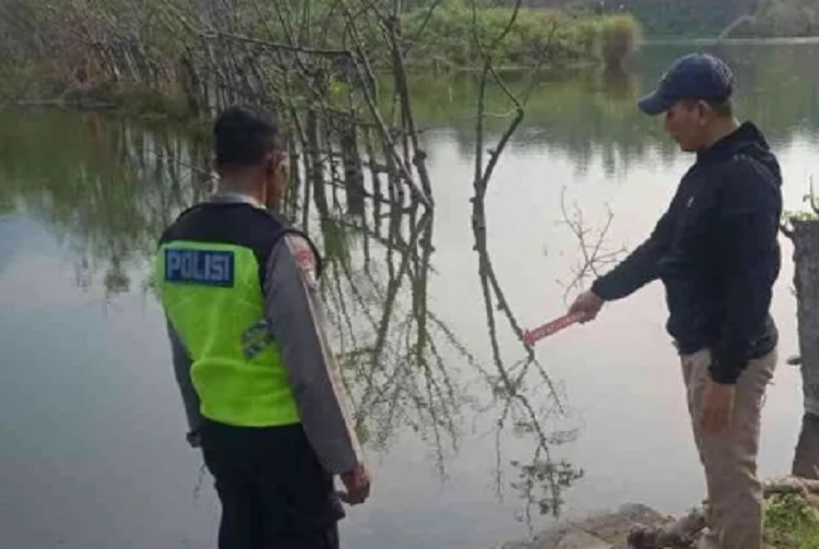 Petugas dari Polsek Ngoro melakukan olah TKP seorang anak berusia 13 tenggelam di bekas tambang sirtu Mojokerto. SP/ MJK