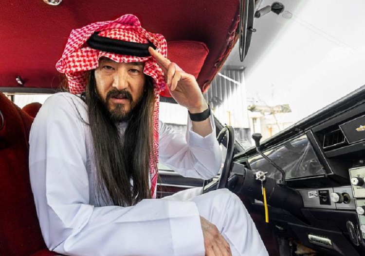 Tampilan DJ Steve Aoki menggunakan gamis dan sorban saat berkunjung di Arab Saudi. SP/ SBY