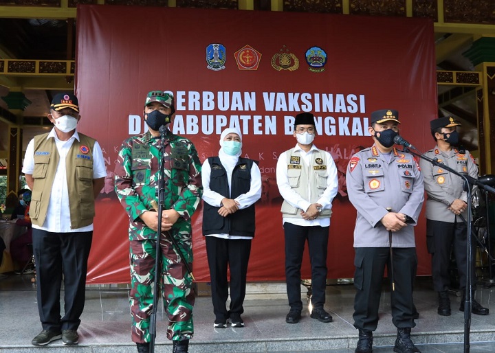 Gubernur Jatim Khofifah Indar Parawansa dalam acara serbuan Vaksinasi Covid 19, di Kabupaten Bangkalan.