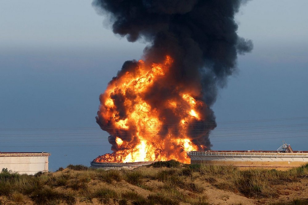 Sebuah kilang minyak perusahaan energi israel terbakar setelah dihantam seran roket hamas dari Gaza pada Selasa (12/5) lalu. SP/POIS