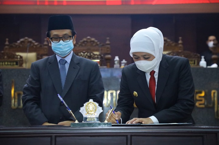 Bupati menyampaikan nota Pertanggungjawaban Pelaksanaan APBD 2021 kepada ketua DPRD. SP/MUHAJIRIN KASRUN 