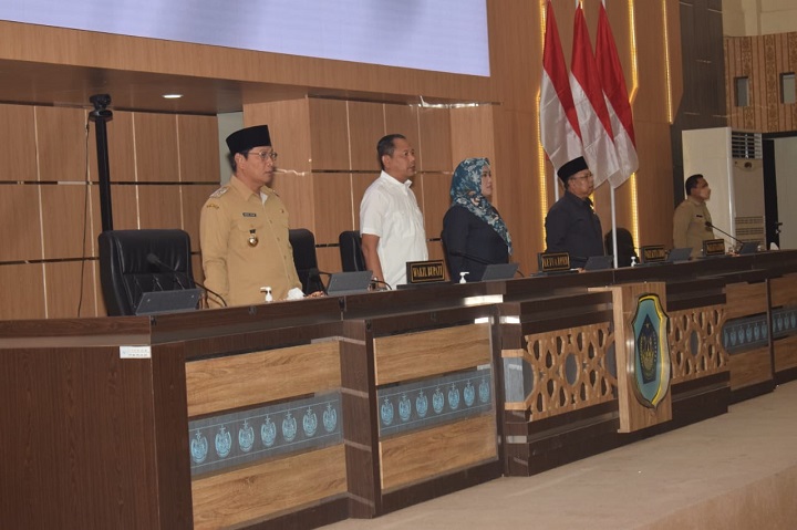 Ketua DPRD Lamongan H. Abd Ghofur saat memimpin rapat paripurna menyetujui 21 Propemperda. SP/MUHAJIRIN KASRUN