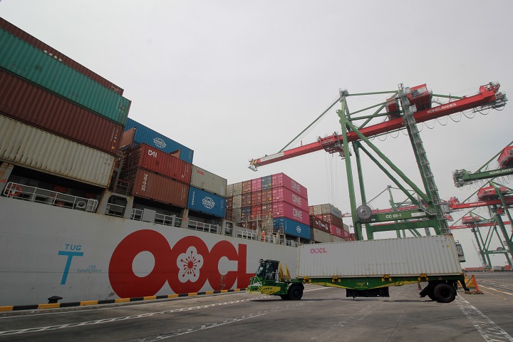 Kapal perusahaan asal Hongkong OOCL Savannah saat sandar di TTL. SP/Humas TTL