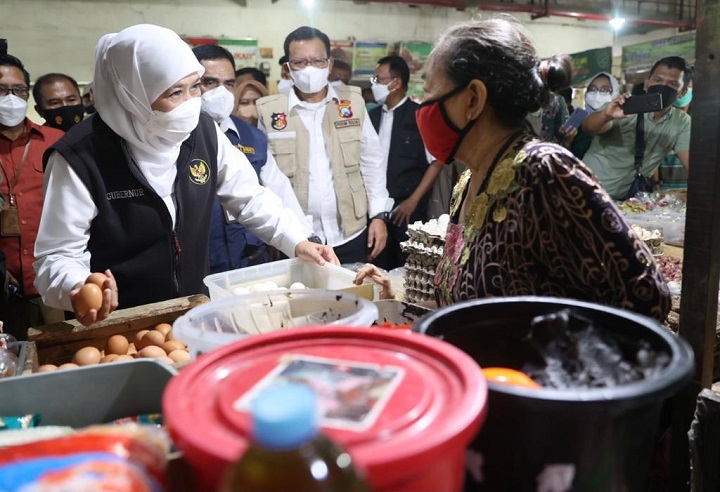 Gubernur Jawa Timur, Khofifah Indar Parawansa didampingi Kepala Dinas Perindustrian dan Perdagangan, Drajat Irawan, saat meninjau pasar Tambakrejo Surabaya