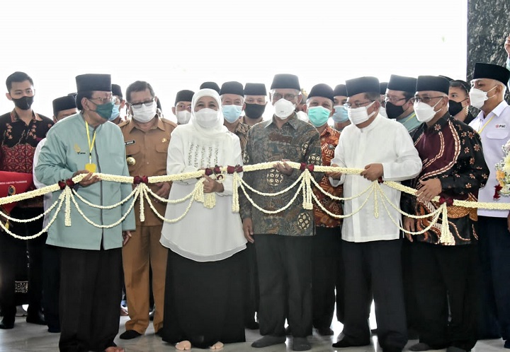 Gubernur Jatim, Khofifah Indar Parawansa, Ketua Umum DMI, Jusuf Kalla, dan Ketua Umum PP Muhammadiyah, Haedar Nasir saat pengguntingan melati dalam rangka peresmian Masjid Al Fattah Tulungagung