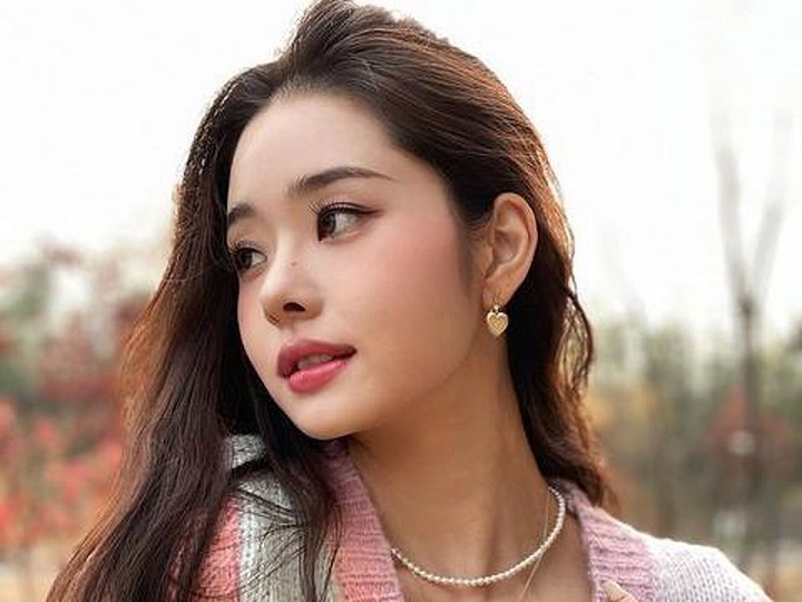 YouTuber Freezia (Song Ji A). 