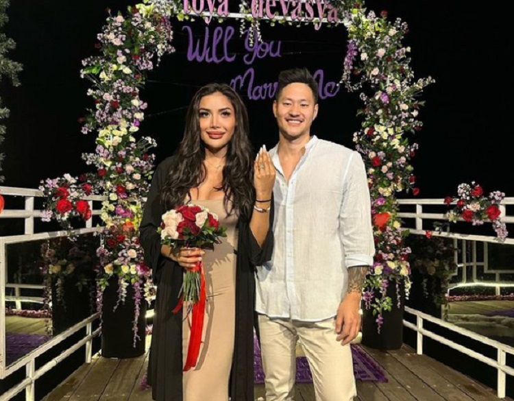 Millen Cyrus memamerkan cincin baru, dilamar sang kekasih Lionel Lee di Bali, Kamis (27/04/2023). SP/ SBY