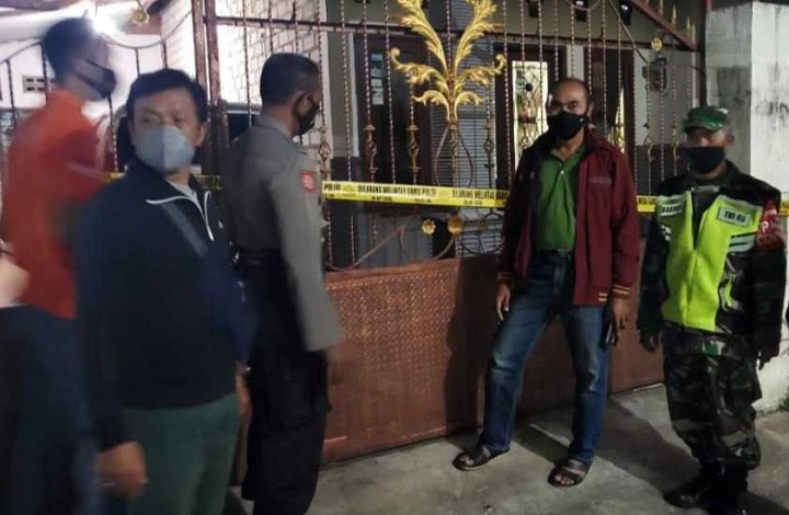 Petugas saat mendatangi lokasi kejadian.