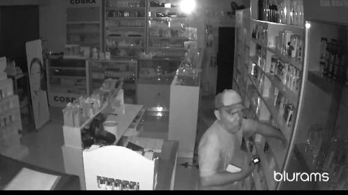 Tangkapan layar rekaman CCTV saat pencuri menggasak barang di toko kosmetik.