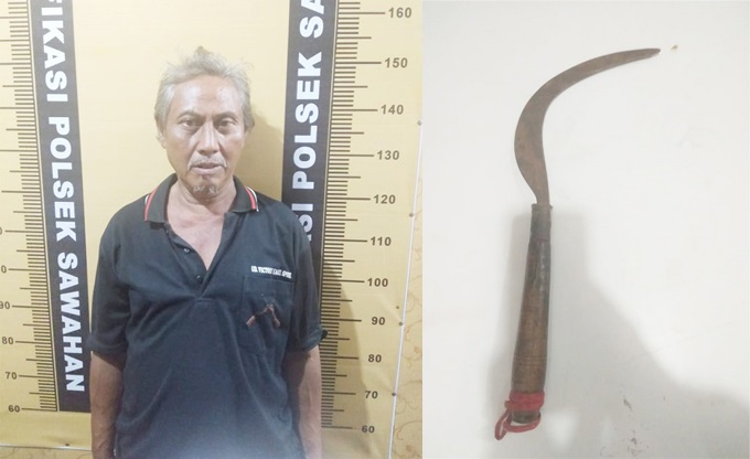 Pelaku pembacokan, Budiono saat ditangkap di Polsek Sawahan beserta barang bukti celurit. Sp/fikri