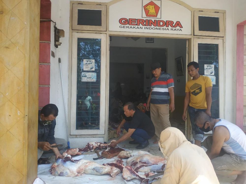 Kader Gerindra memotong daging sapi yang sudah disembelih