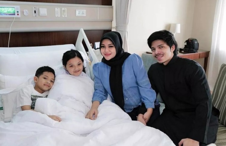 Arsy Hermansyah saat bersama dan dijenguk Arsya, Aurel dan Atta di rumah sakit. SP/ JKT