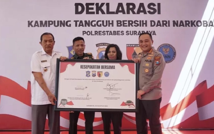 Kapolrestabes Surabaya Kombespol Pasma Royce Resmikan Posko Kampung Tangguh Bersih Narkoba di Pasar Burung, Kupang Gunung Timur, eks lokalisasi Dolly. Sp/ Polrestabes Surabaya