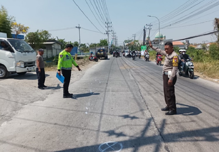 Petugas saat olah TKP dan evakuasi korban kecelakaan maut di Kecamatan Menganti. SP/ GRS