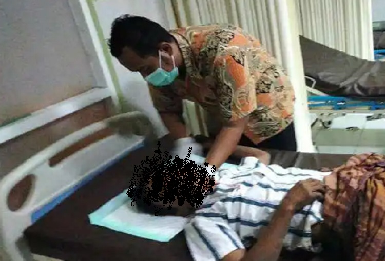 Kades Branang bernama Sholeh (43) saat dibawa ke puskesmas untuk mendapatkan perawatan. SP/ PSR